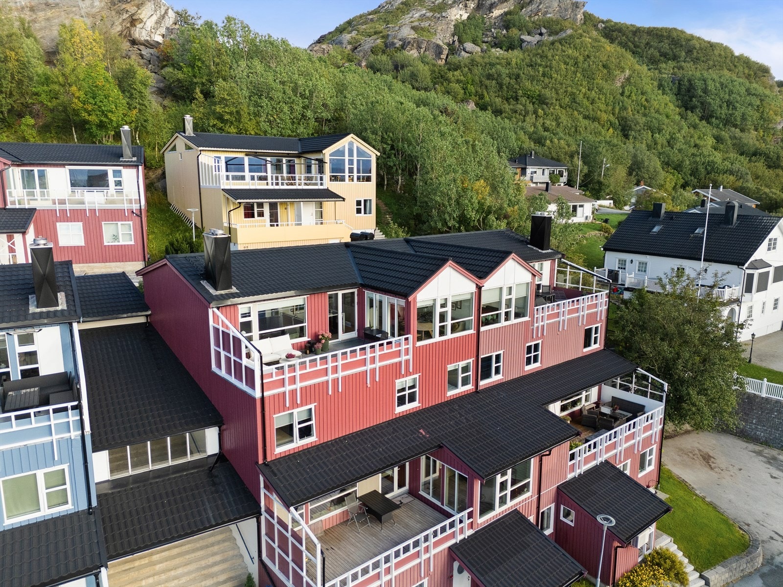 Leiligheten ligger veldig fint til med nydelige turområder like utenfor ytterdøra, du har for eksempel Pallvannet og Linken i "din egen bakgård", og skulle du ønske mer tilrettelagt aktivitet finner du Feel24 en kort spasertur unna. Galleribilde