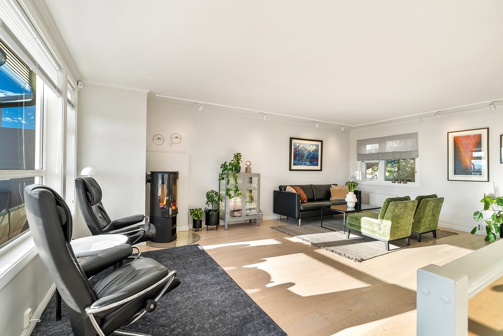 Stuerommet er i overkant av 30 kvm, med flere sittegrupper og lun vedfyring. Galleribilde