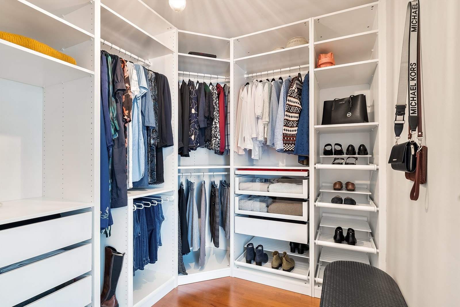 Vegg i vegg med hovedsoverommet er det etablert et eget walk in closet. Galleribilde