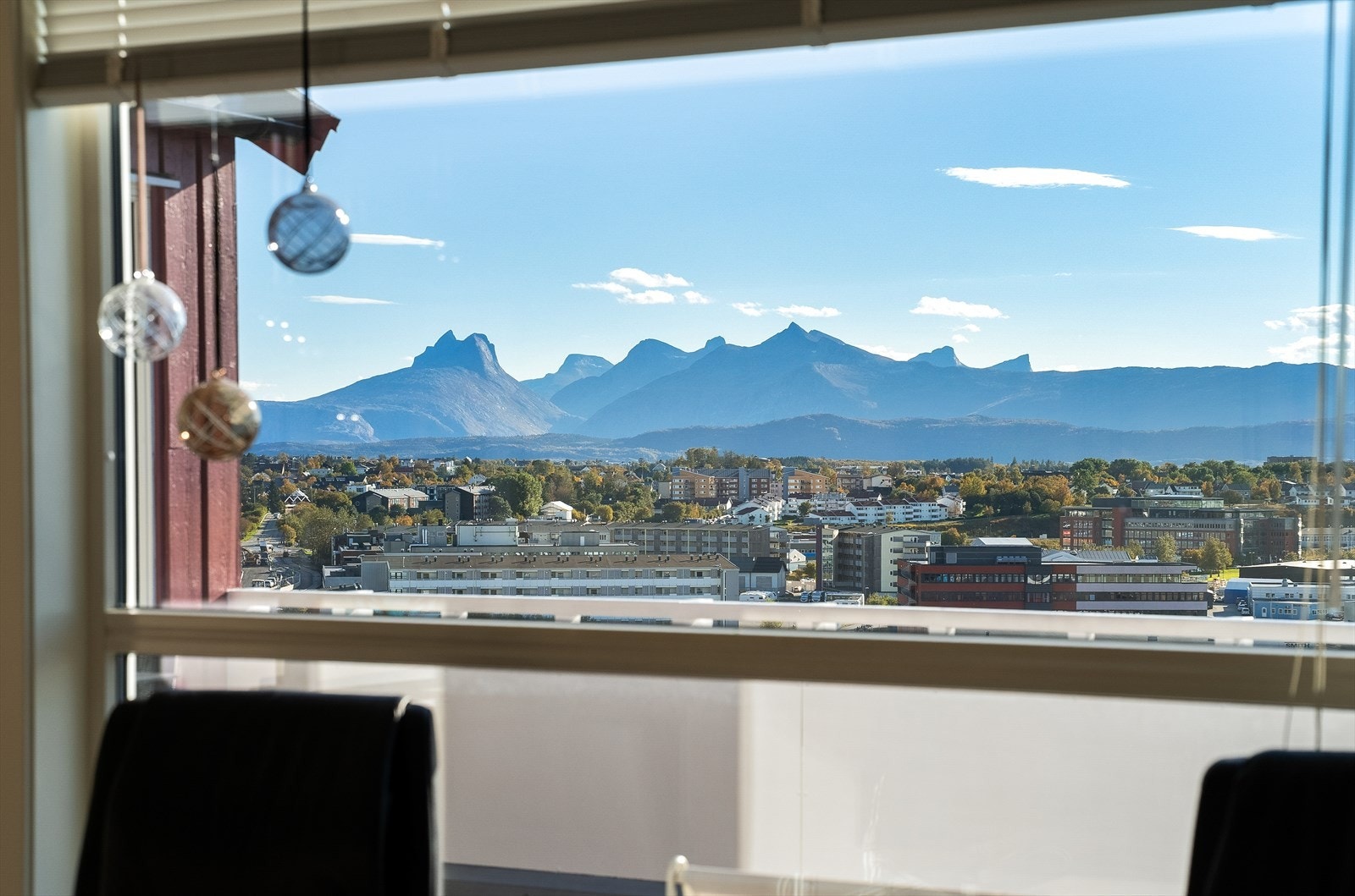 Utsikten kan nytes innendørs så vel som utendørs - fra alle boligens oppholdsrom. Galleribilde