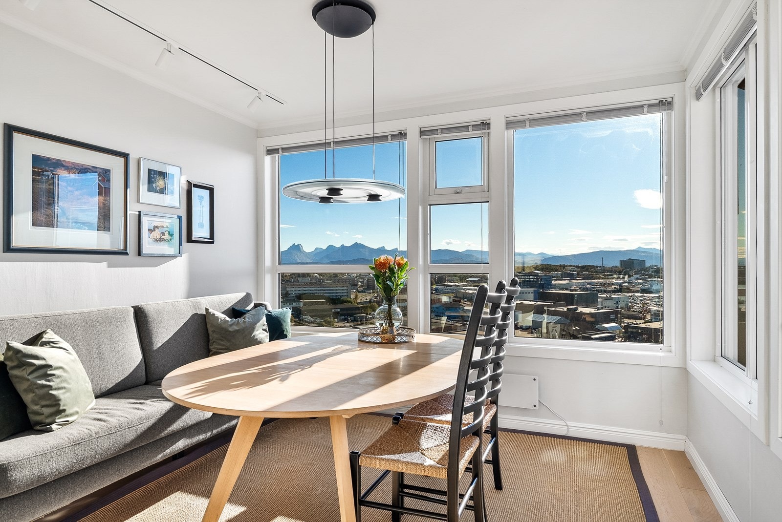 Spisestuen har fint plass til et romslig og/eller uttrekkbart spisebord for større selskaper. Galleribilde