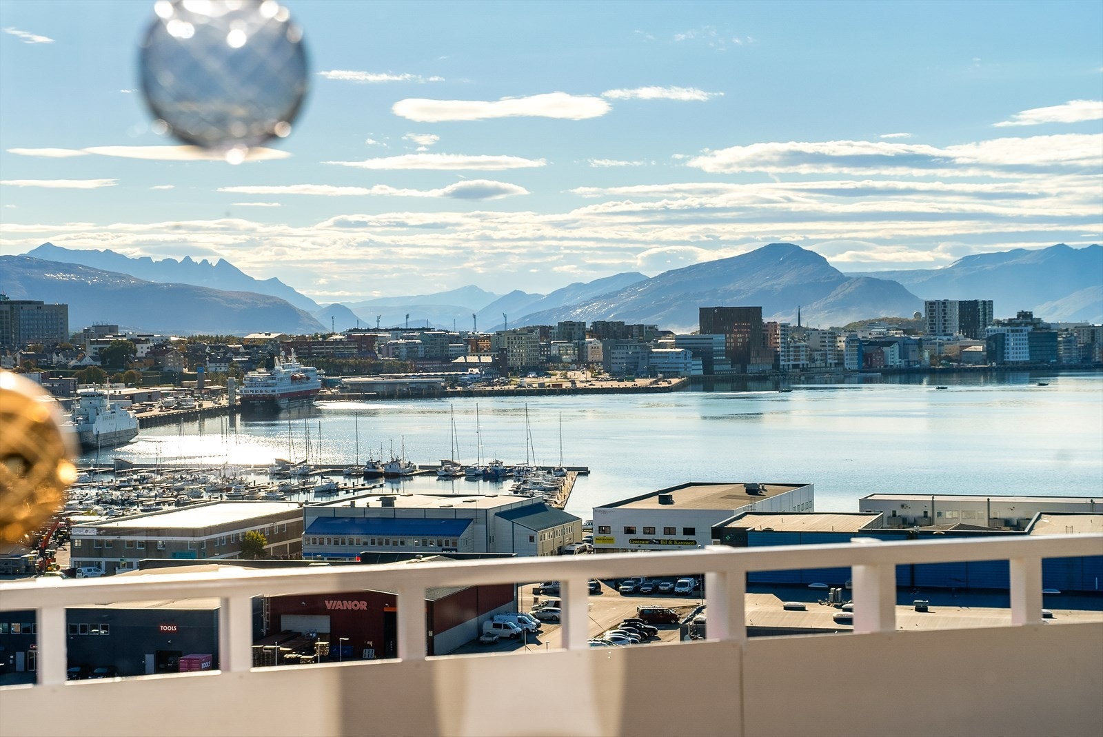 Utsikten kan nytes innendørs så vel som utendørs - fra alle boligens oppholdsrom. Galleribilde