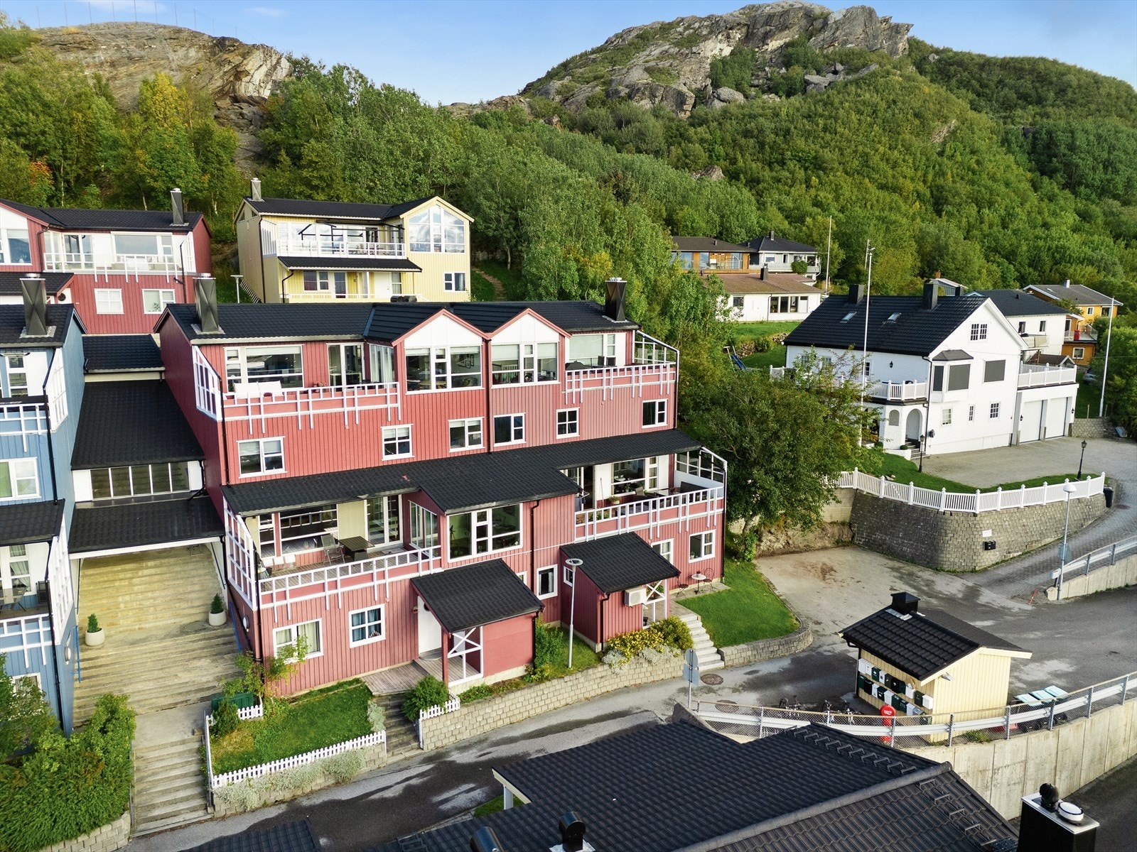 Boligen har ny kledning, vinduer og terrasse fra ca. 2010 iflg. opplysninger ved forrige salg. To vinduer i 1. etasje er nye fra 2023, og boligen ble sist malt utvendig i 2025. Galleribilde