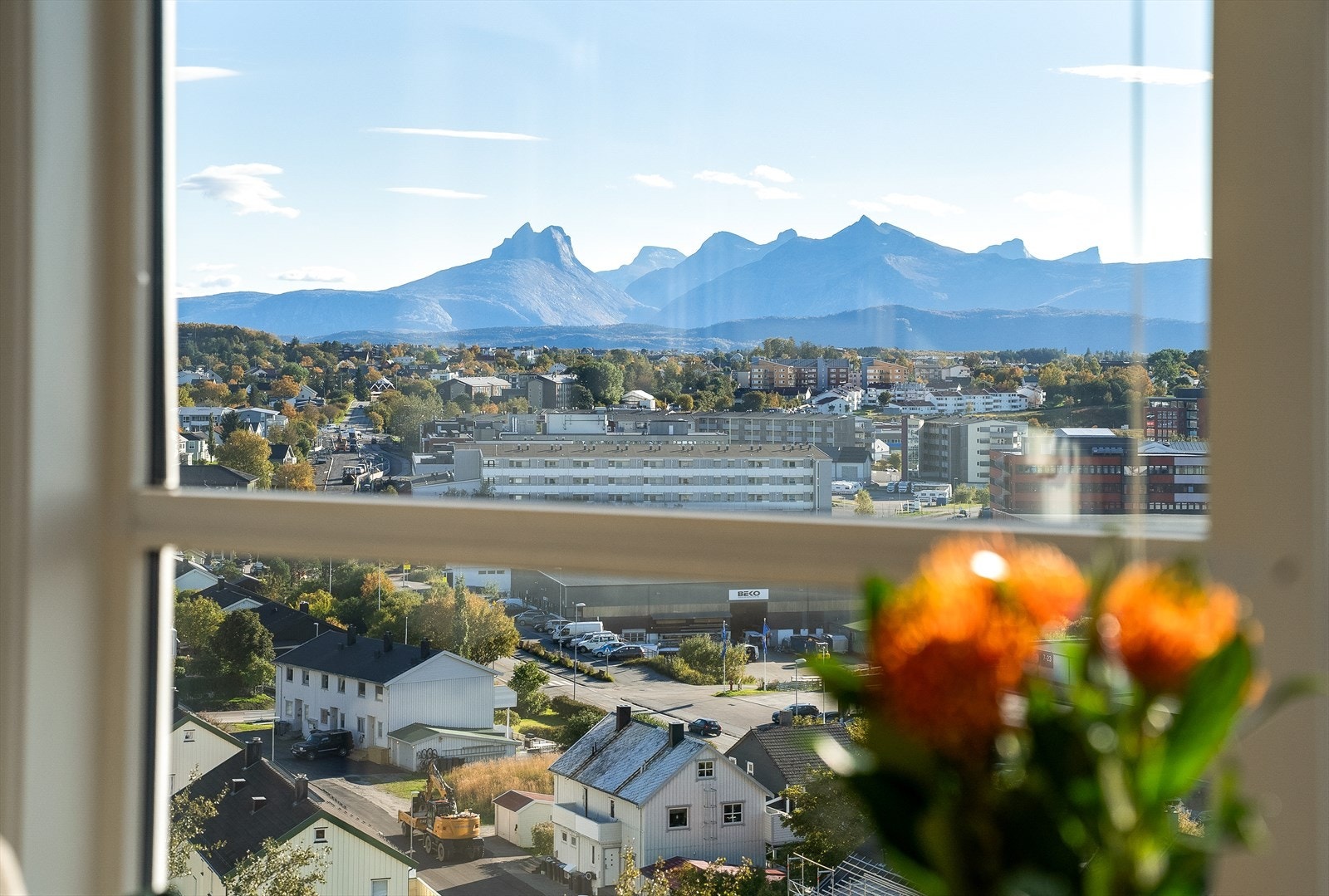 Boligen vender mot sør og kan nyte fri utsikt over bl.a. Børvasstindan og havna. Galleribilde
