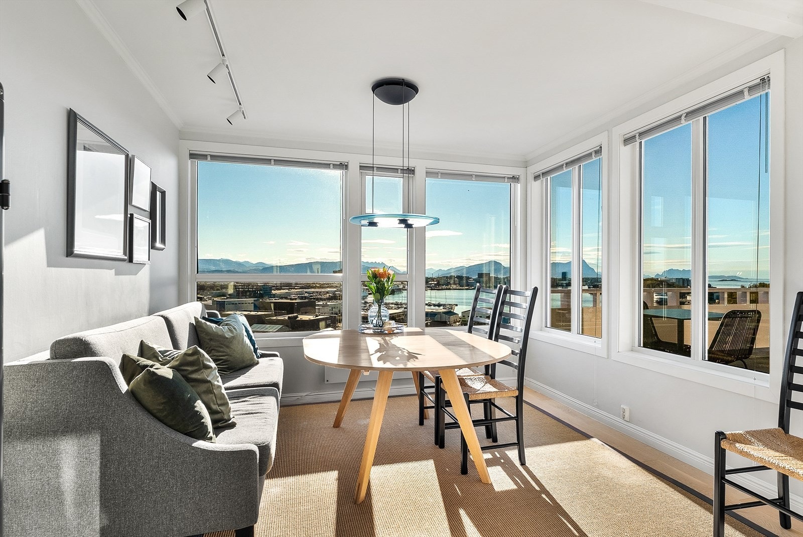 Velkommen til Øvre Lagård terrasse 14 - en moderne utsiktsleilighet over to plan. Galleribilde