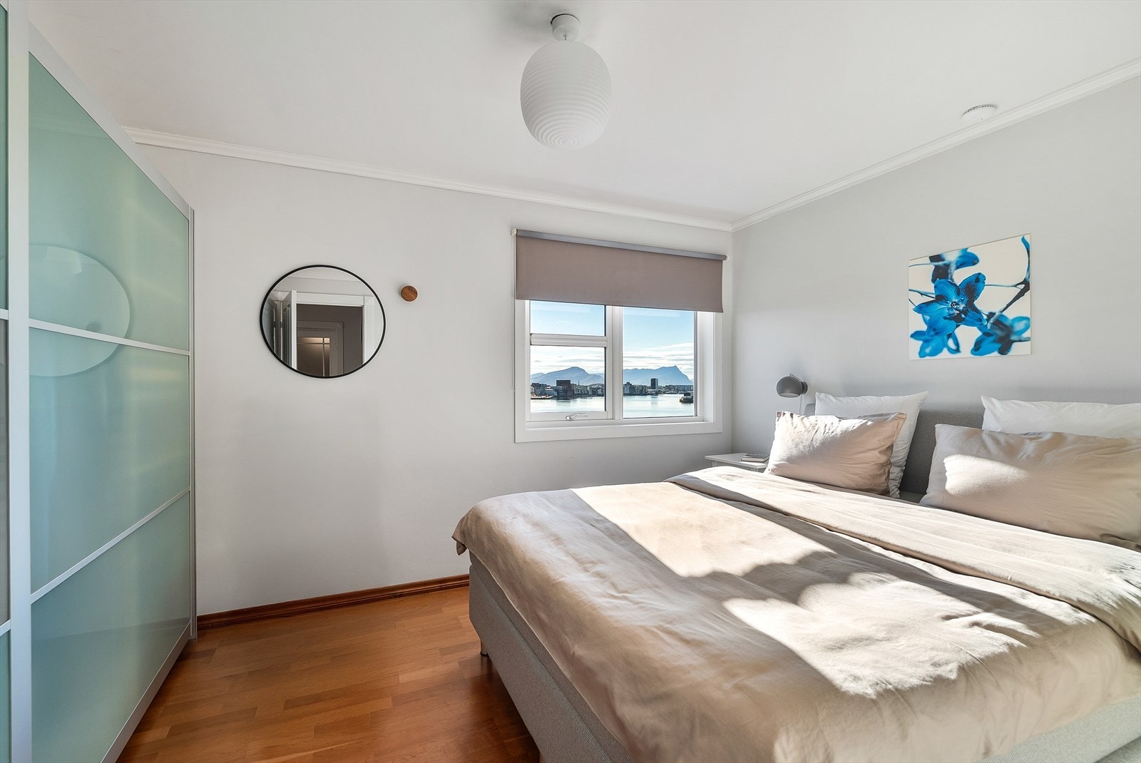 Hovedsoverommet er på nærmere 12 kvm, og har god plass til dobbeltseng og tilhørende møblement, samt rikelig med lagringsplass i en større skyvedørsgarderobe. Galleribilde