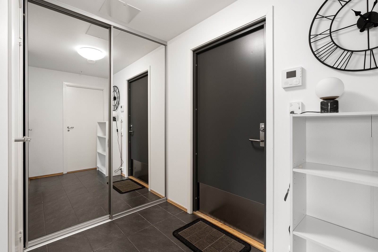 Velkommen inn! Her er det etablert stor skyvedørsgarderobe med speil.