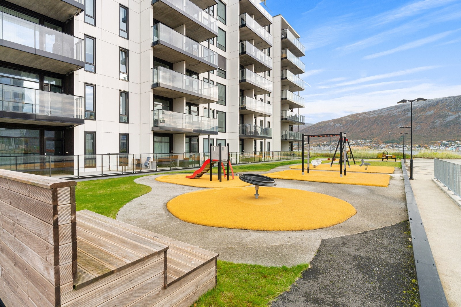 Fellesområdene er pent opparbeidet med grøntarealer, lekeplasser og sittebenker.