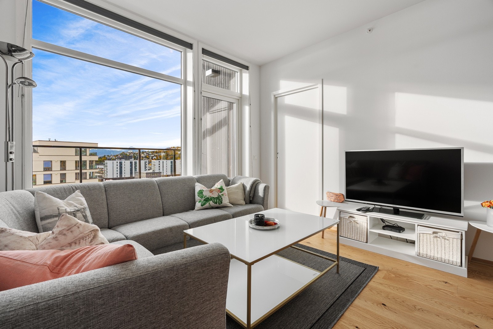 Stuen er romslig med god plass til sofa, spisebord med tilhørende møblement.