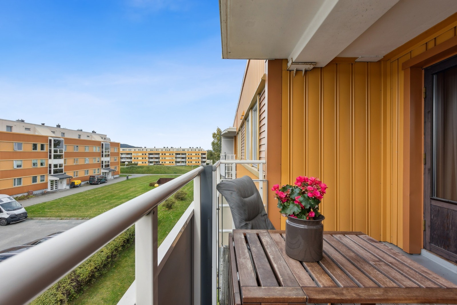 Romslig og fin balkong - Balkongen er vestvendt og nyter meget gode solforhold Galleribilde