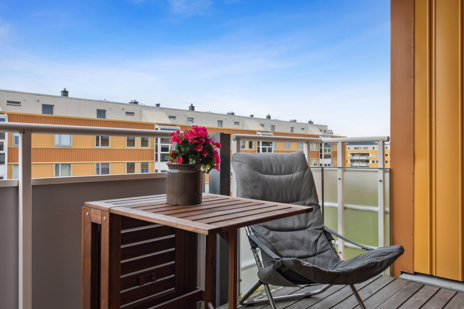 Her sitter man forholdsvis usjenert, da det er frodige og store grøntområder som omkranser området. Galleribilde