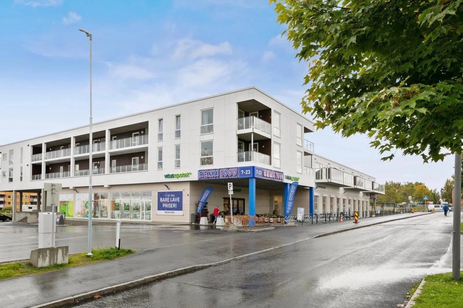 Rema 1000 Hallset ligger kun en 2 minutters gange fra leiligheten. Galleribilde