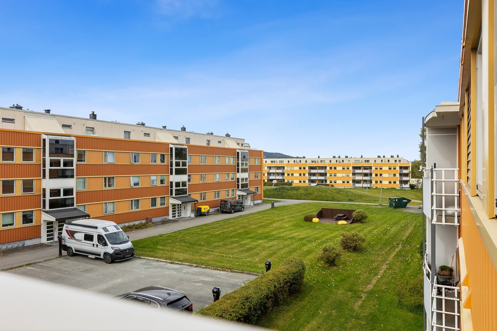 Borettslaget har 113 frittstående garasjer i rekke og ca. 250 parkeringsplasser som styret tildeler. Galleribilde