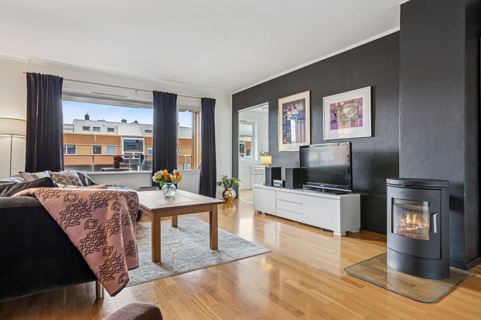 Det er utgang til balkong på 8 kvm fra stue. Galleribilde