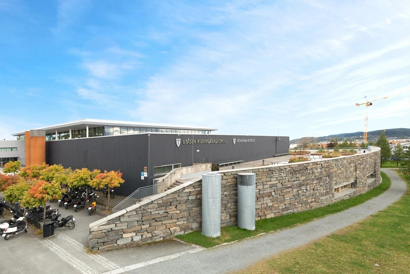 Leiligheten ligger i umiddelbar nærhet til Byåsen videregående skole. Galleribilde