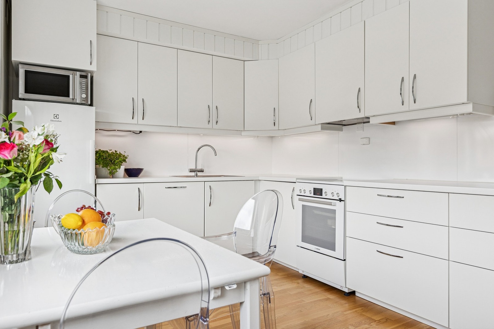 Lyst og funksjonelt kjøkken fra Ikea med glatte fronter, laminert benkeplate og nedfelt oppvaskkum med armatur. Galleribilde