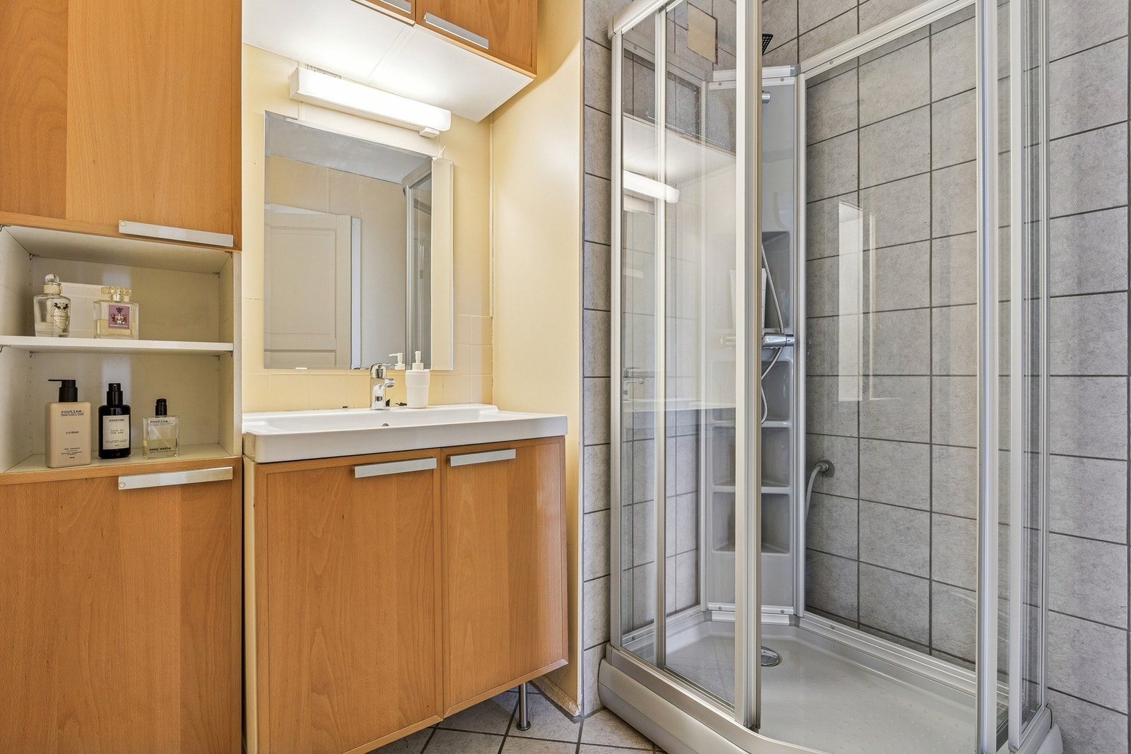 Baderommet har eldre overflater, men byr på spennende muligheter for den som ønsker å sette sitt eget preg og løfte rommet til dagens standard. Galleribilde