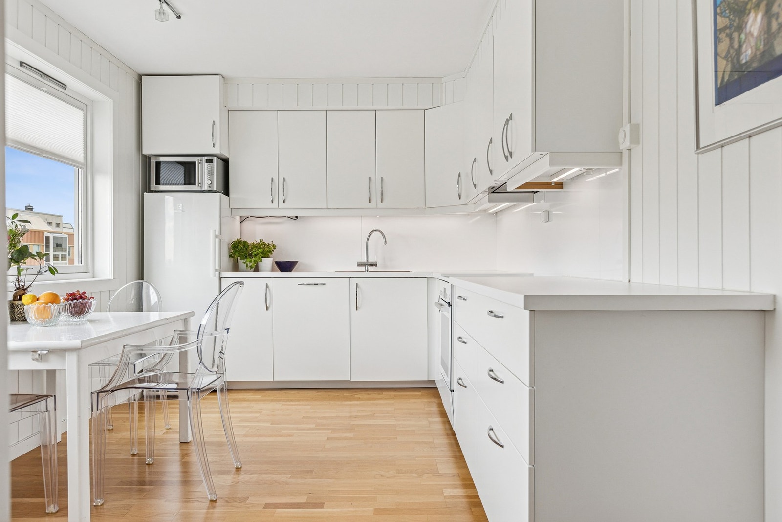 En attraktiv 4-roms leilighet på Hallset med god planløsning. Leiligheten inneholder stue, kjøkken, tre soverom, bad, vaskerom, separat toalett, gang og balkong. Galleribilde