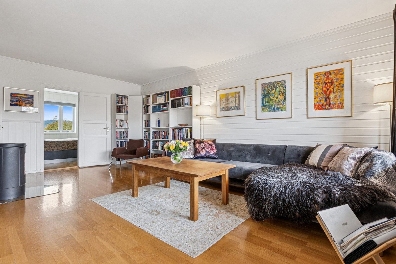 Lys og åpen stue med store vindusflater som gir rikelig med naturlig lys. Galleribilde