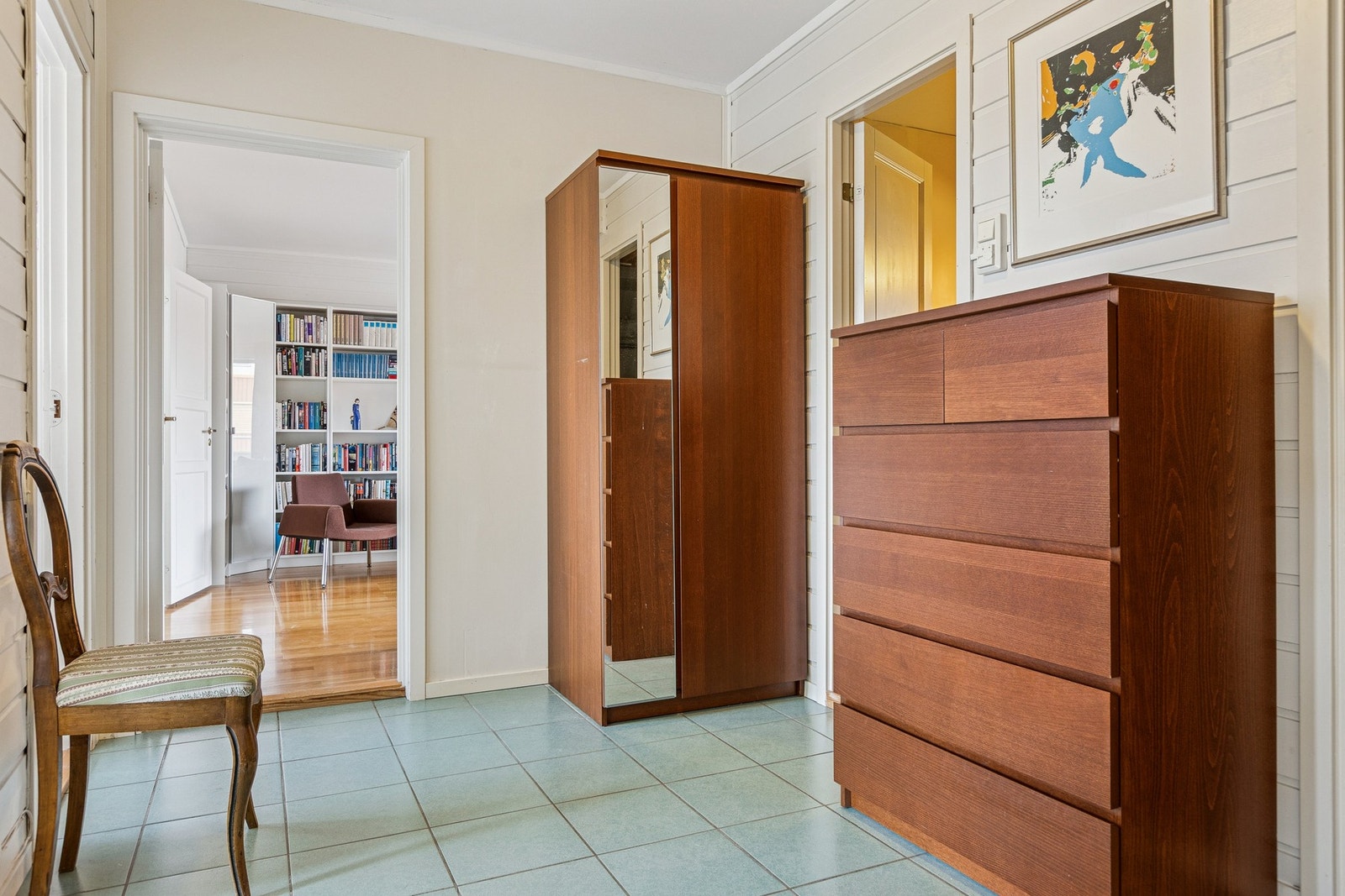 Entrè måler 7 kvm og har god plass til garderobeskap som gir mye oppbevaringsplass. Galleribilde