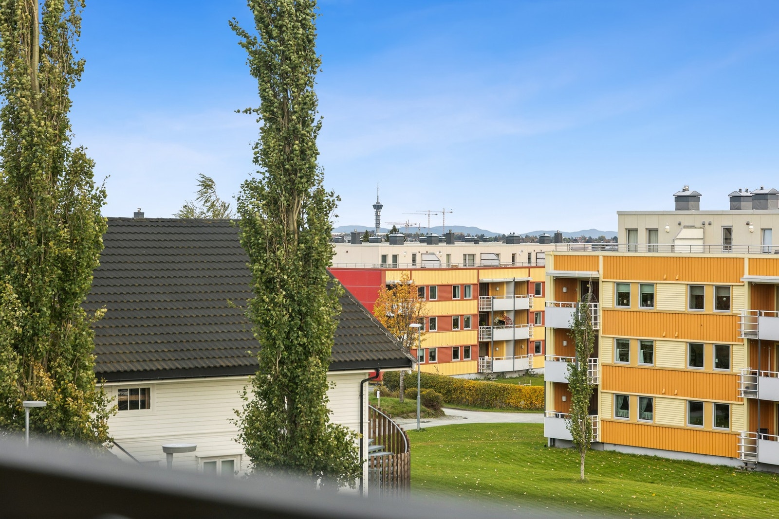 Kollektivtilbudet i området er eksepsjonelt godt med hyppige avganger via buss og trikk. Nærmeste trikkestopp er på Munkvoll, samt Metrobussen går fra Hallset med jevne mellomrom. Galleribilde