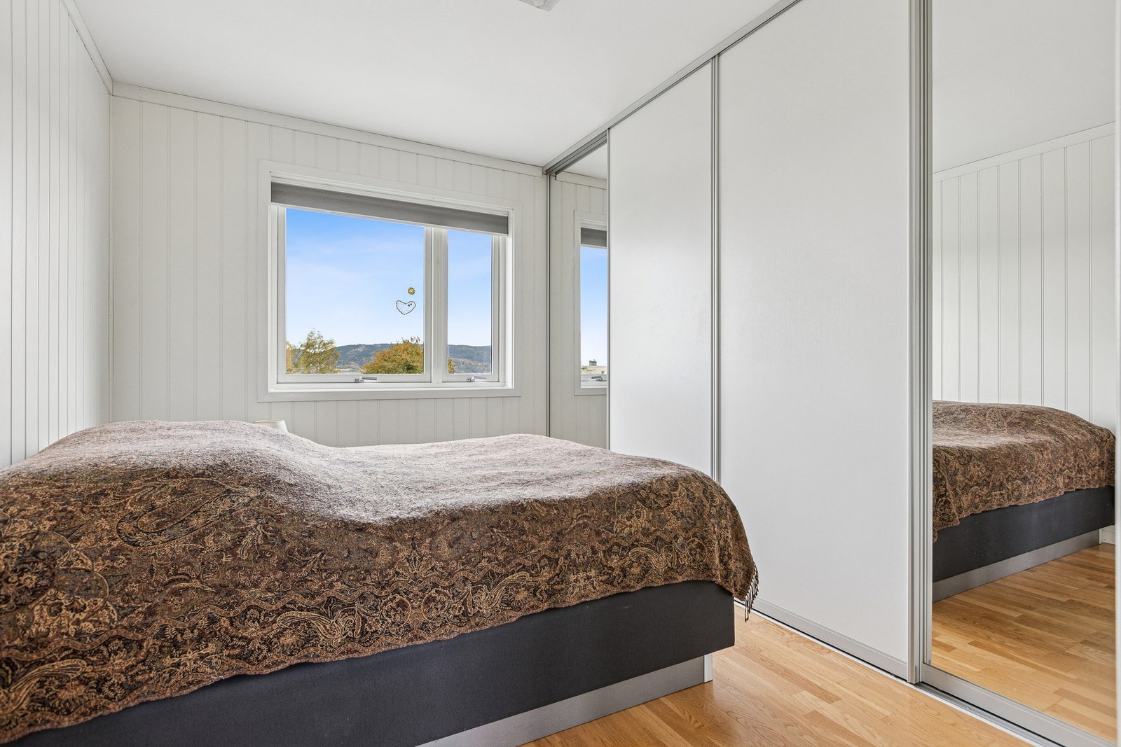 Leiligheten har 3 soverom. Hovedsoverommet måler 11 kvm. Galleribilde