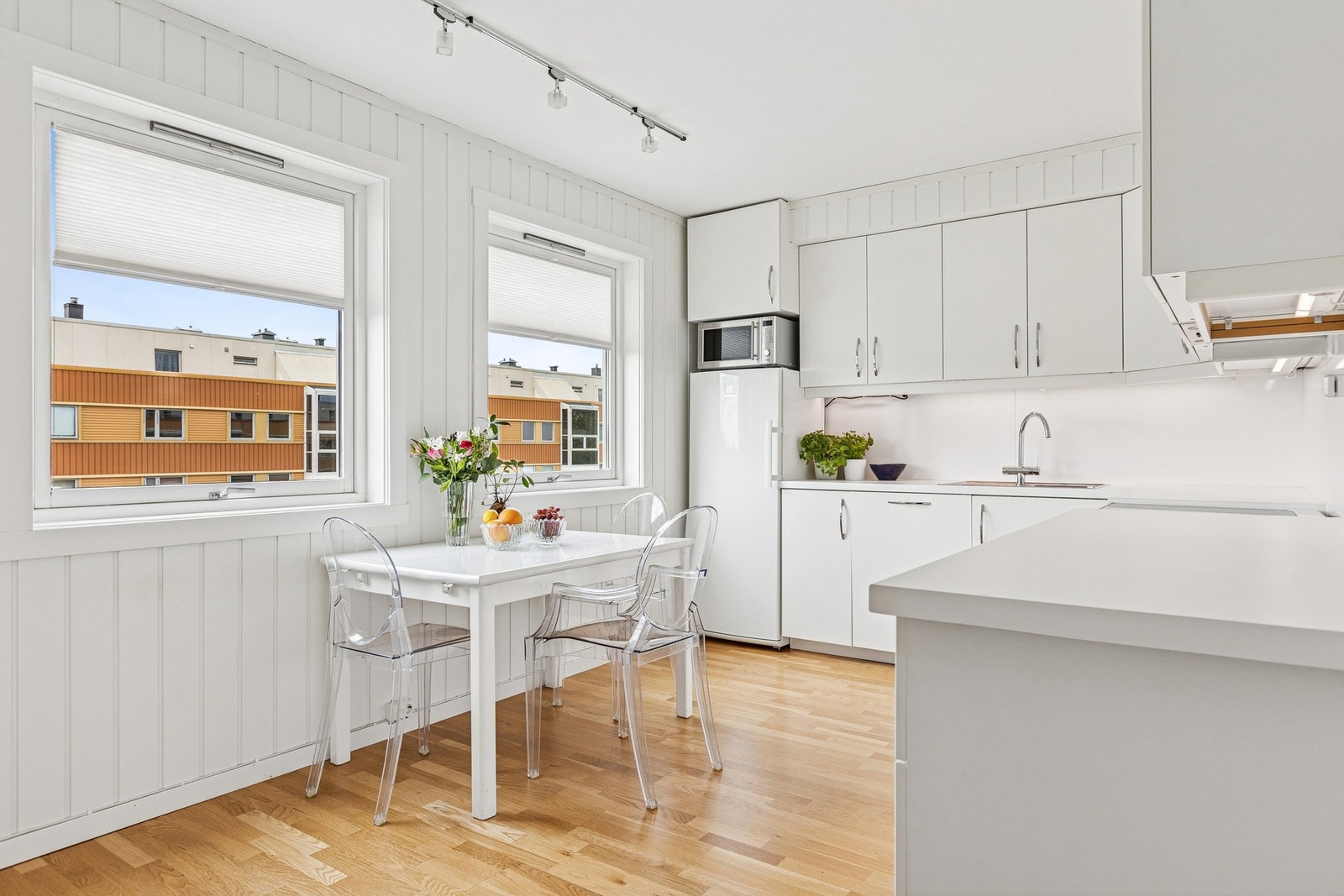 Kjøkkenet byr på godt med arbeidsplass og god plass til en spisegruppe. Galleribilde