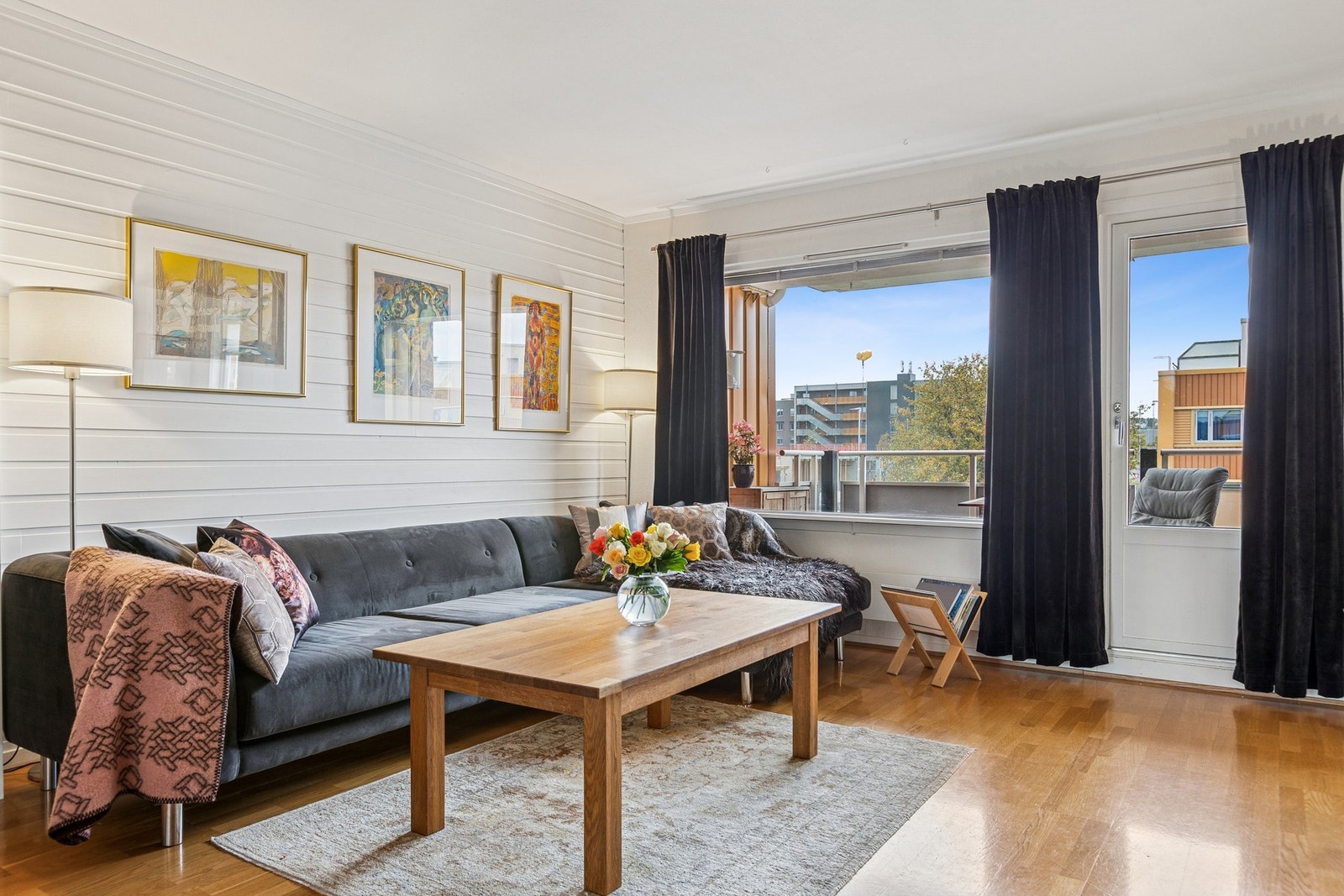 Stuen kan enkelt innredes med stor sofa og annet tilhørende møblement. Galleribilde