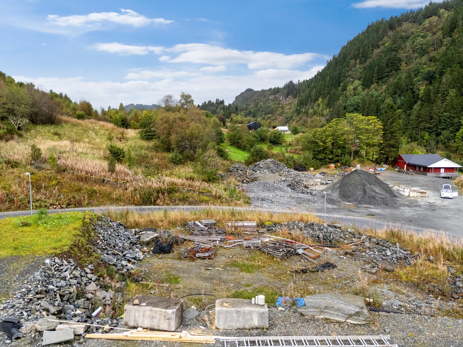 Innkjørselen blir fra betongklossene Galleribilde