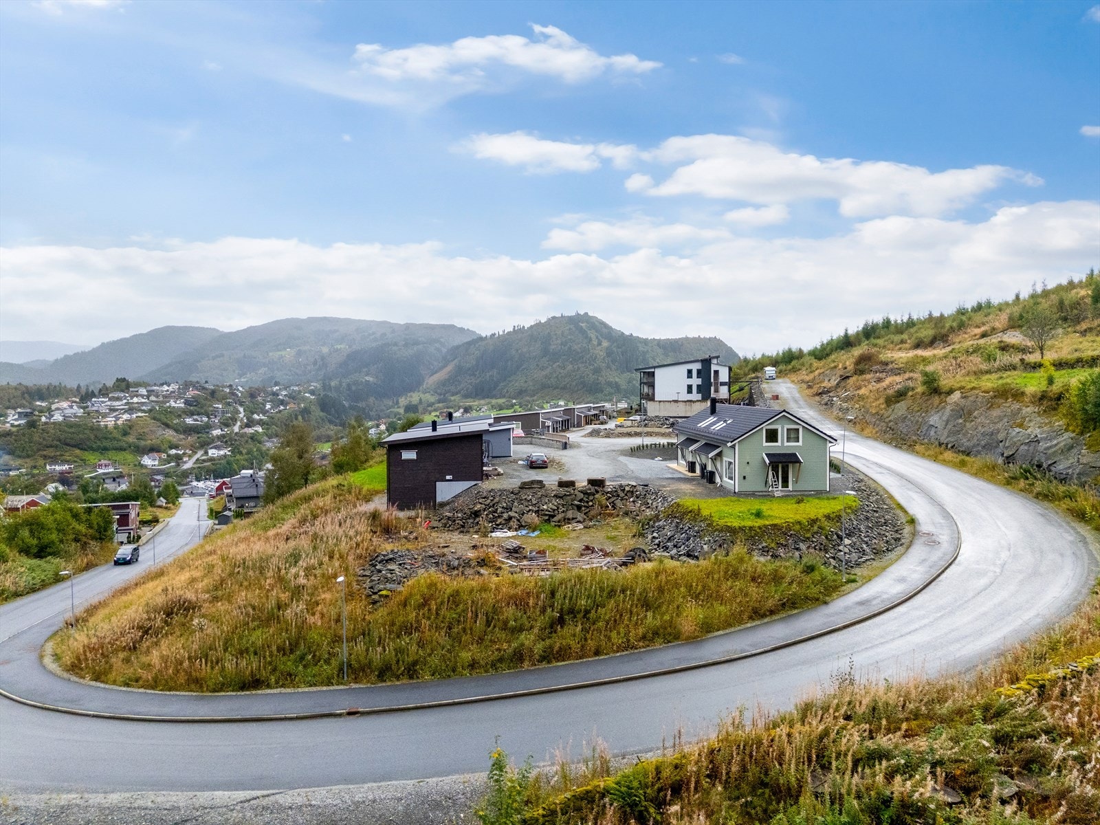 Tomten ligger fint til på en liten forhøyning fra veien Galleribilde