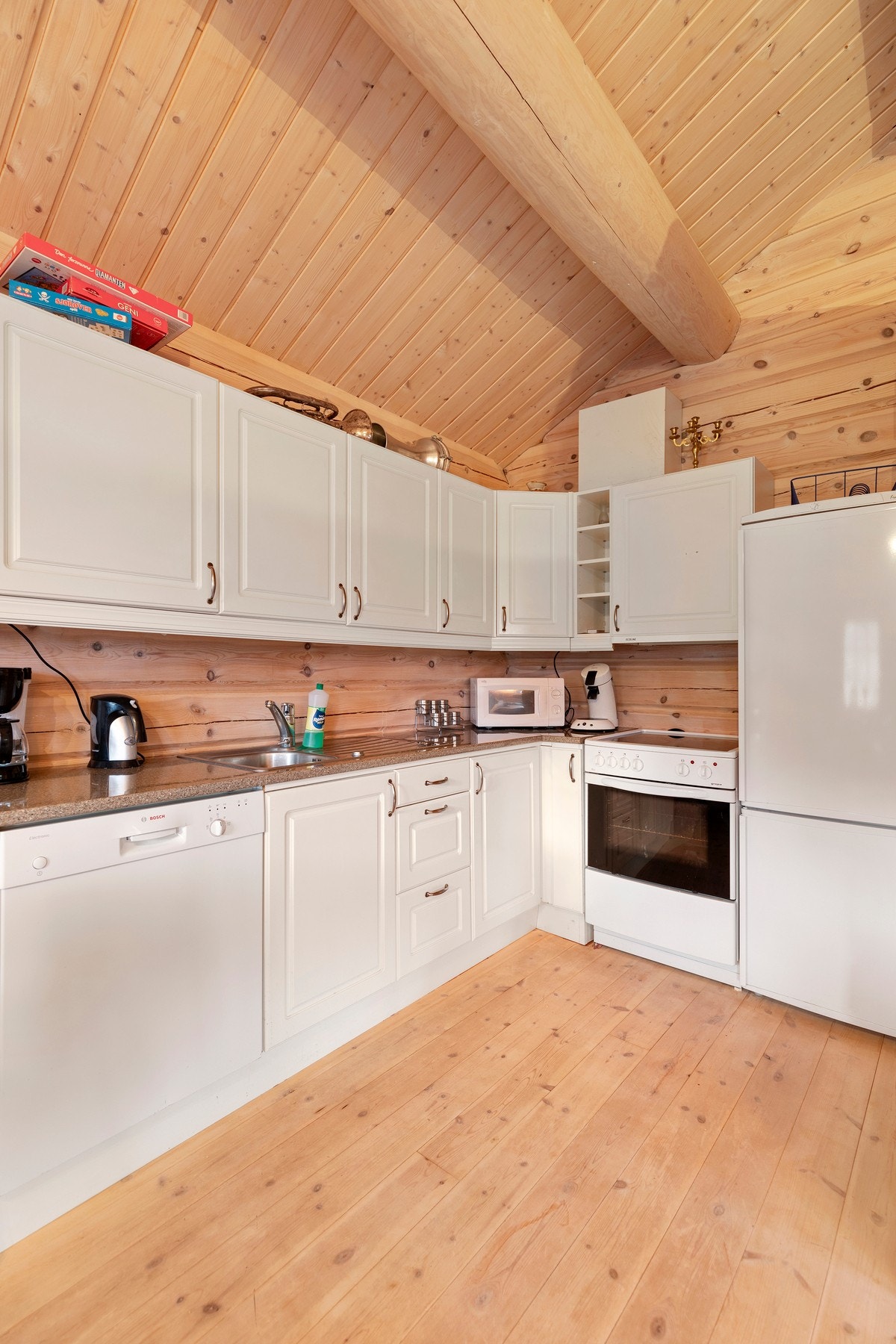 Kjøkkenet har en innholdsik innredning fra Temakjøkken, med opplegg for frittstående hvitevarer Galleribilde