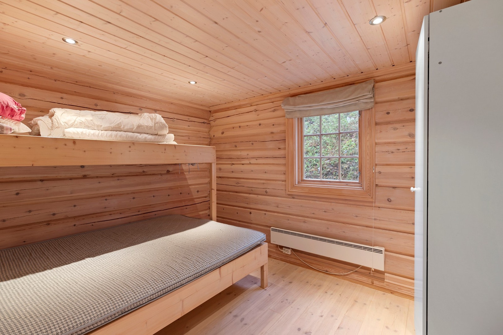 Soverom nr. 1 med montert garderobeløsning Galleribilde