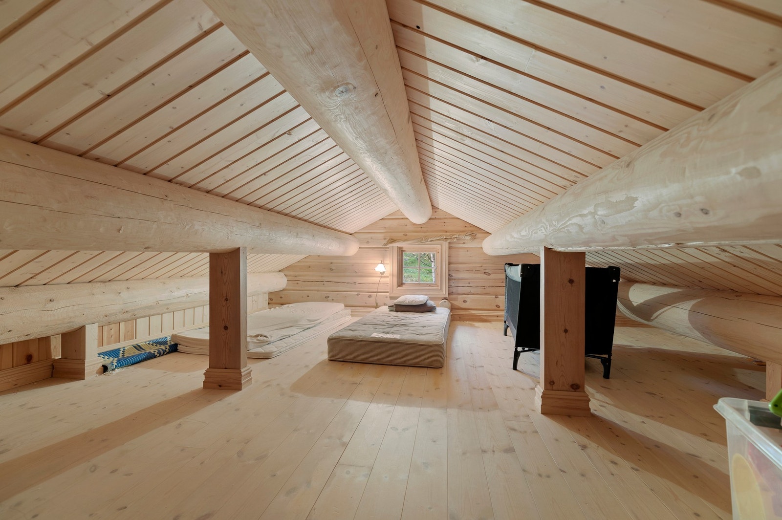 Hytten har også hems Galleribilde