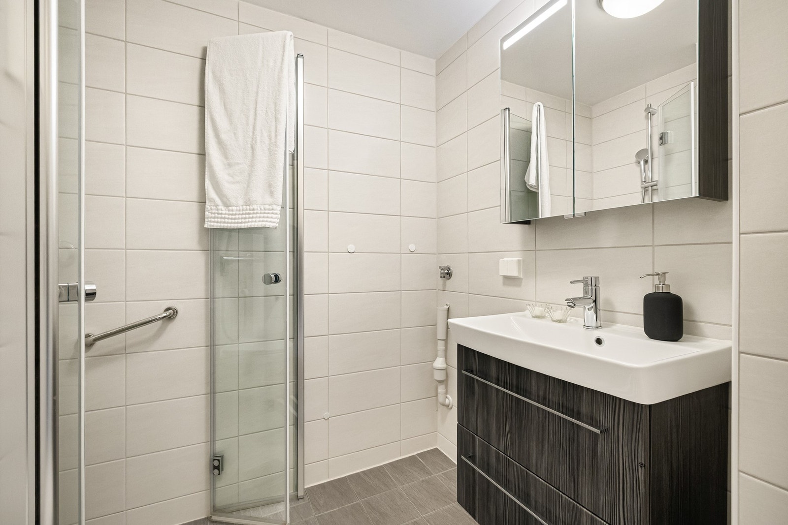 Flott bad fra 2017 med keramiske fliser på vegger og gulv Galleribilde