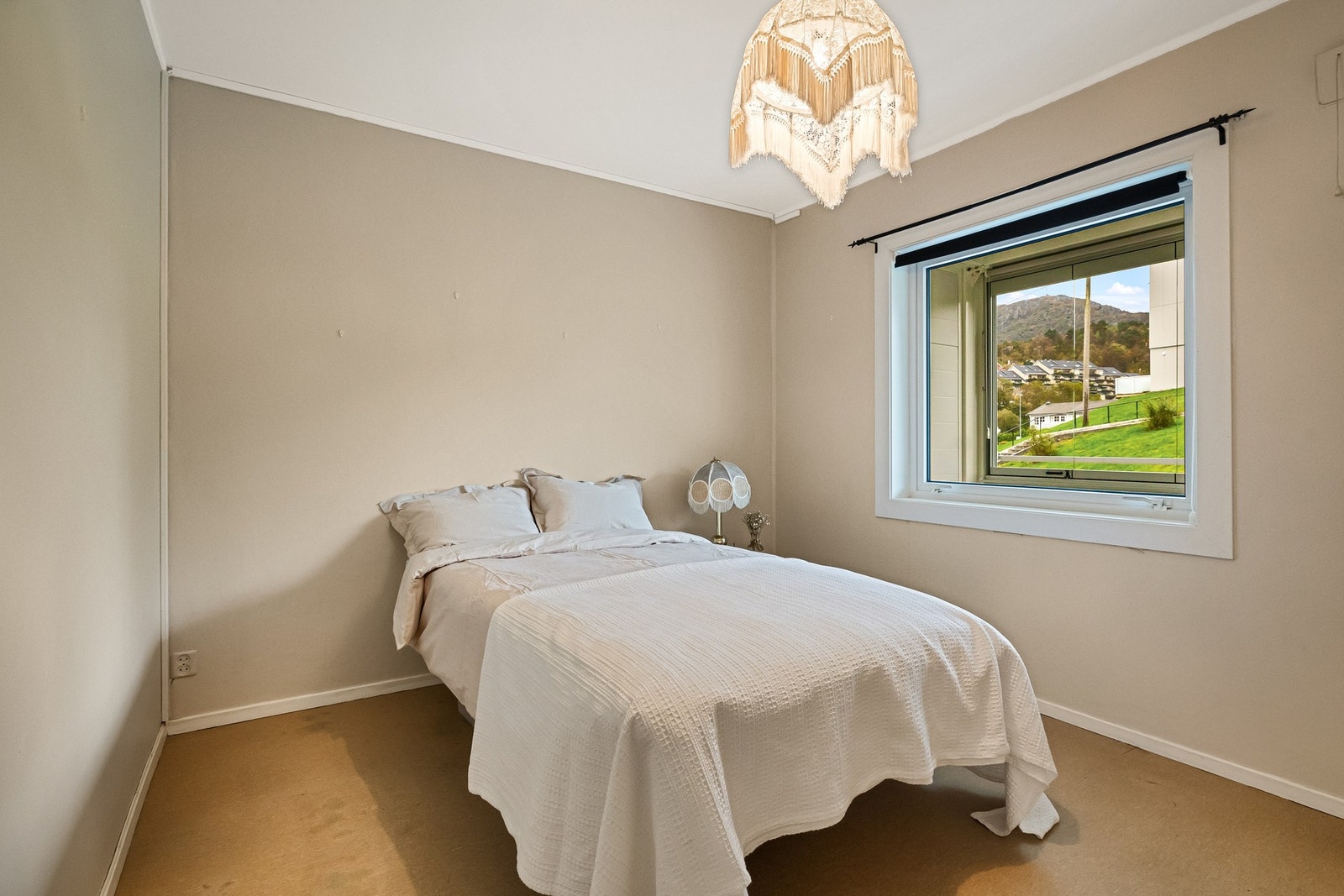 Hovedsoverommet har god plass til dobbeltseng, nattbord og annet passende møblement Galleribilde