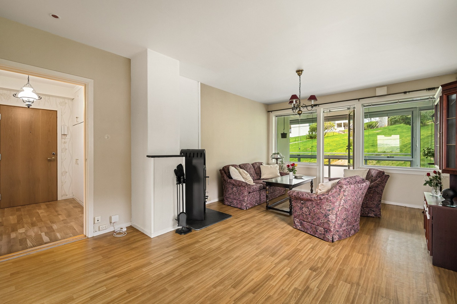 Store vindusflater byr på gode lysforhold som skaper en god atmosfære i leiligheten Galleribilde