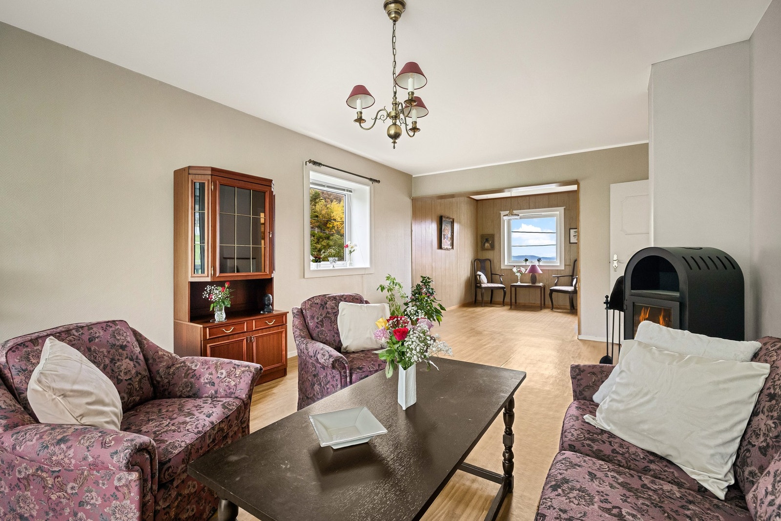 Stuen kan enkelt innredes med både sofa- og spisegruppe Galleribilde