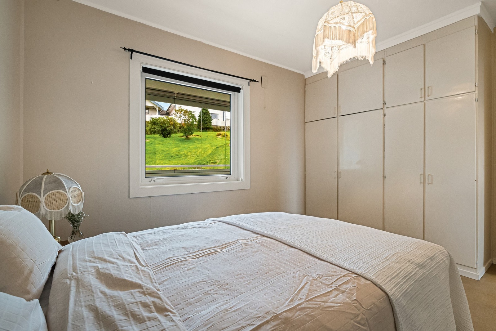 Innebygde garderobeskap utnytter plassen i rommet godt Galleribilde