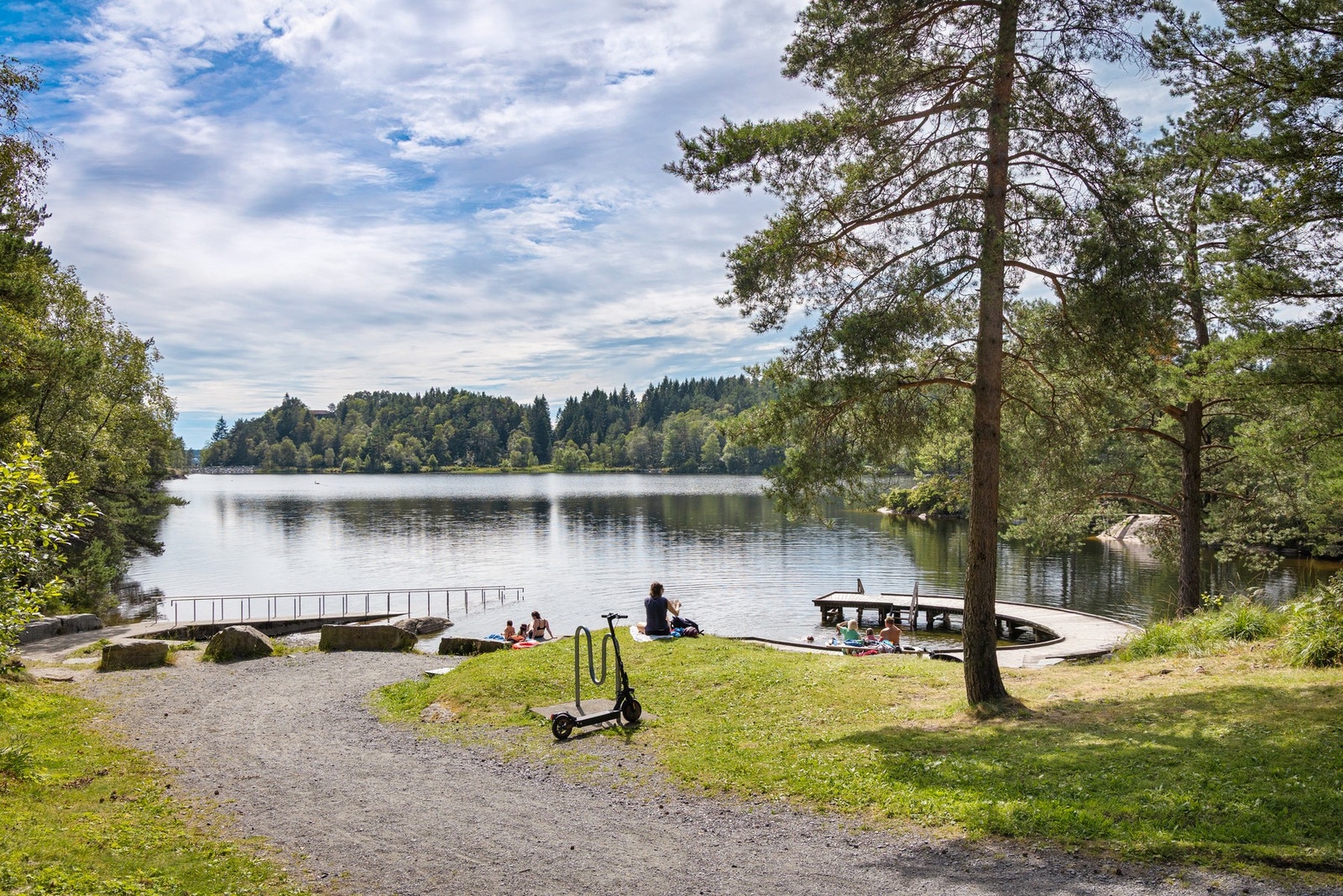 Flere flotte badeplasser og uteområder i kort avstand fra boligen Galleribilde
