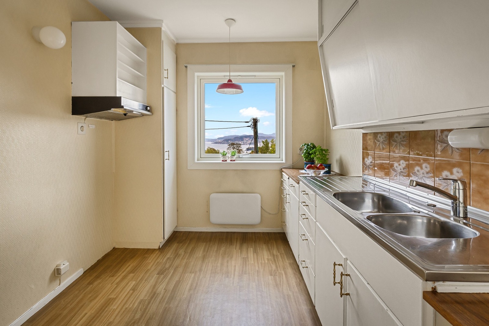 Godt med skap- og benkeplass Galleribilde