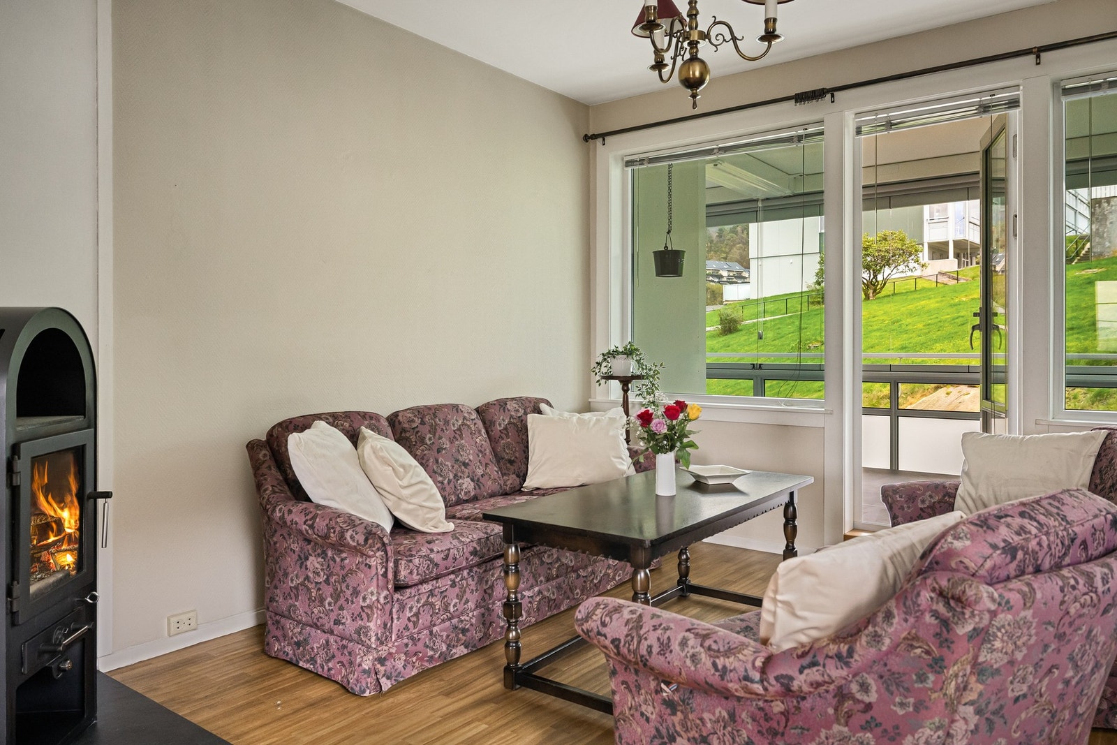 Fra stue er det adkomst til innglasset balkong på hele 19,2 kvadratmeter Galleribilde