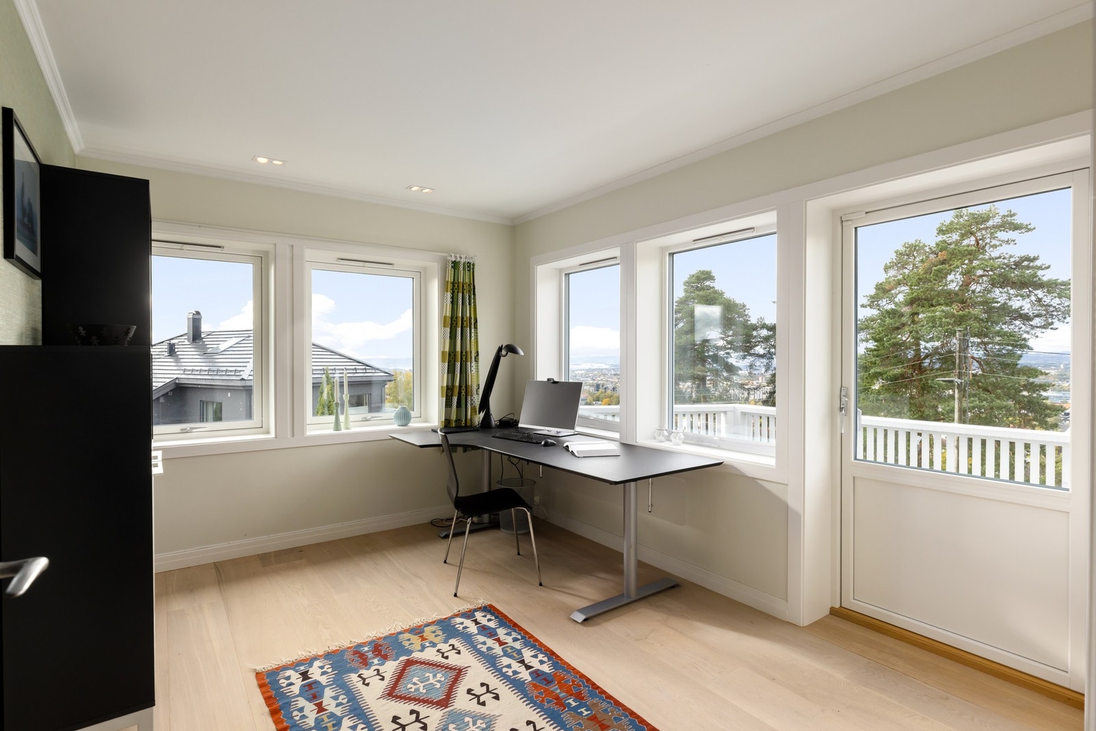 Ett av rommene har også utgang til egen veranda med utsikt over byen. Galleribilde