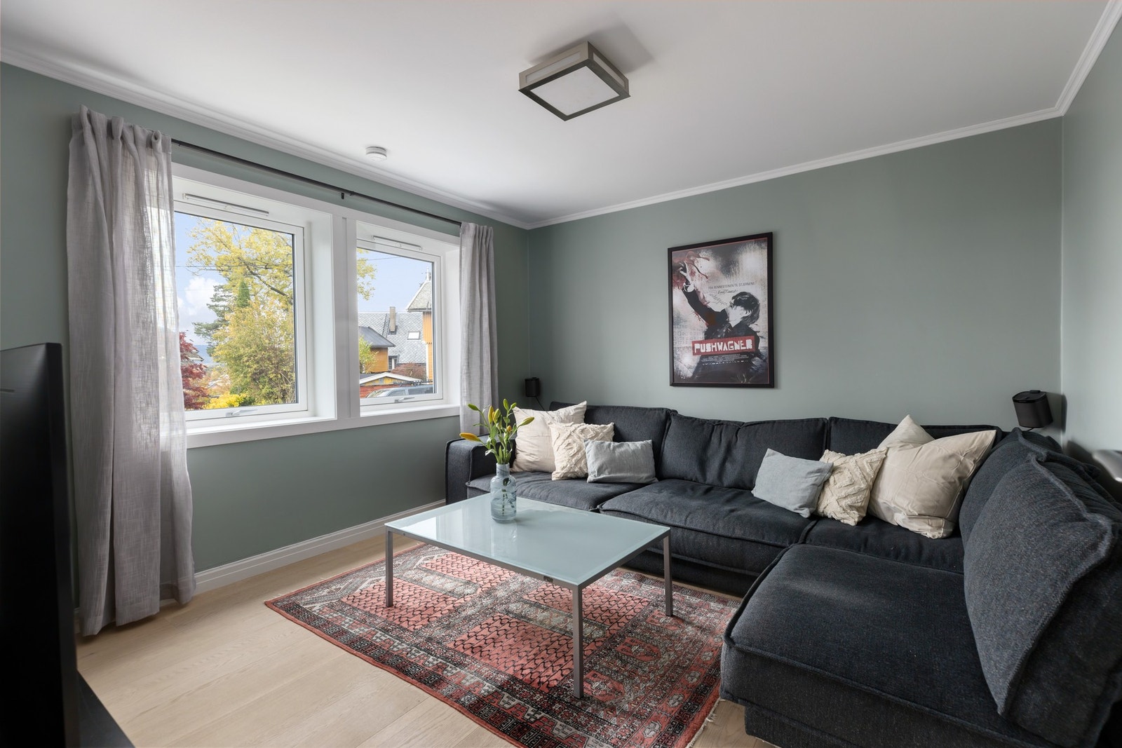 Boligen har totalt 5 soverom. I første etasje finner du et romslig soverom som i dag brukes som TV-stue Galleribilde