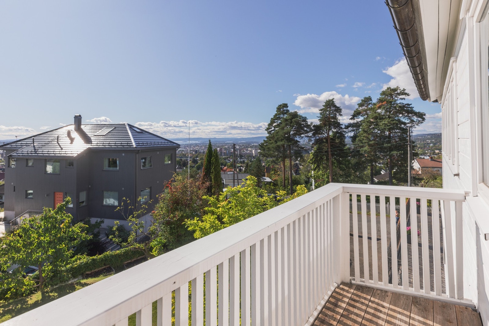 Her har du nydelig utsikt mot byen, Oslofjorden og Holmenkollen. Galleribilde