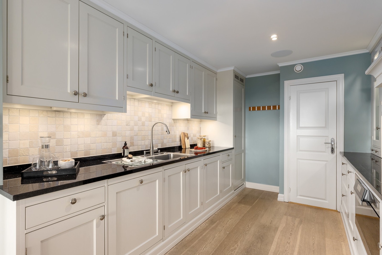 Bak kjøkkenet ligger en praktisk matbod for ekstra oppbevaring. Galleribilde