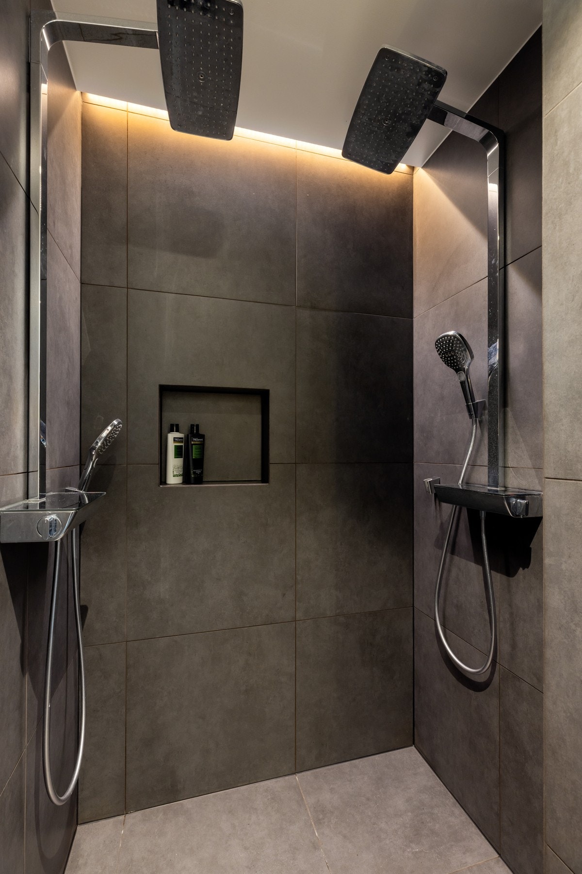 Badet gir spafølensen med badekar og dobbel regnfallsdusj.