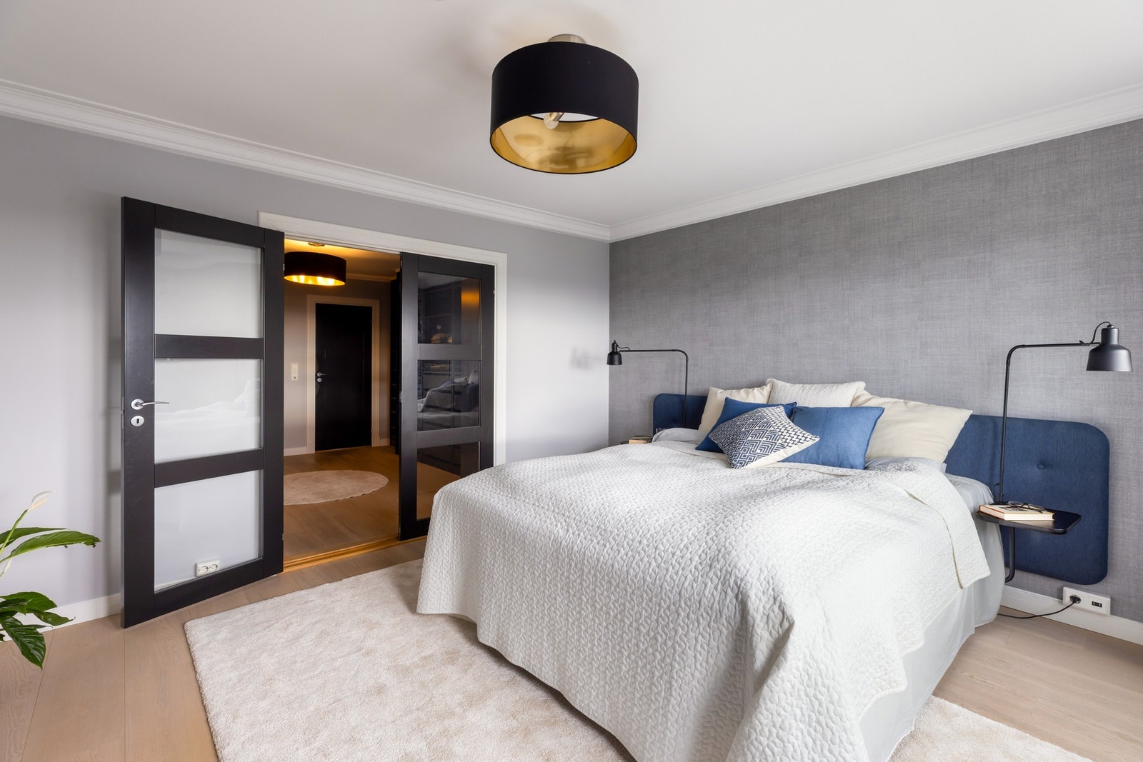 Hovedsoverommet har direkte adkomst via omkledningsrom med skreddersydde garderobeløsninger.