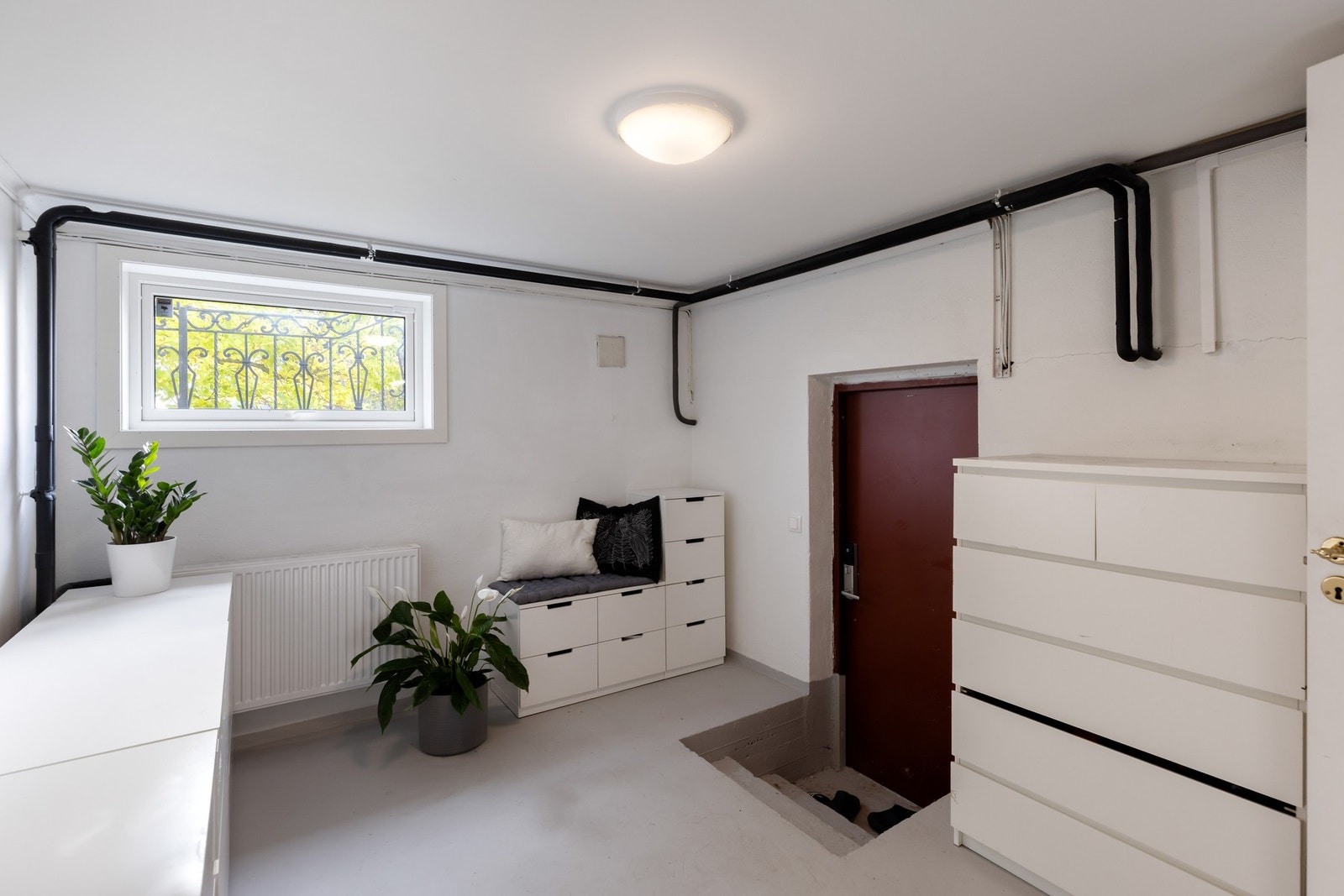 Kjelleren har egen inngang via garasjen og består blant annet av vaskerom, trimrom og to boder