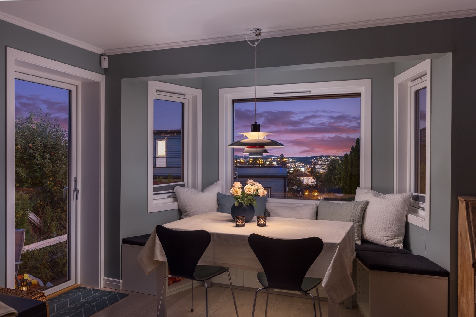 Plassbygd spiseplass ved vinduet og en barløsning gjør rommet både sosialt og praktisk. Galleribilde