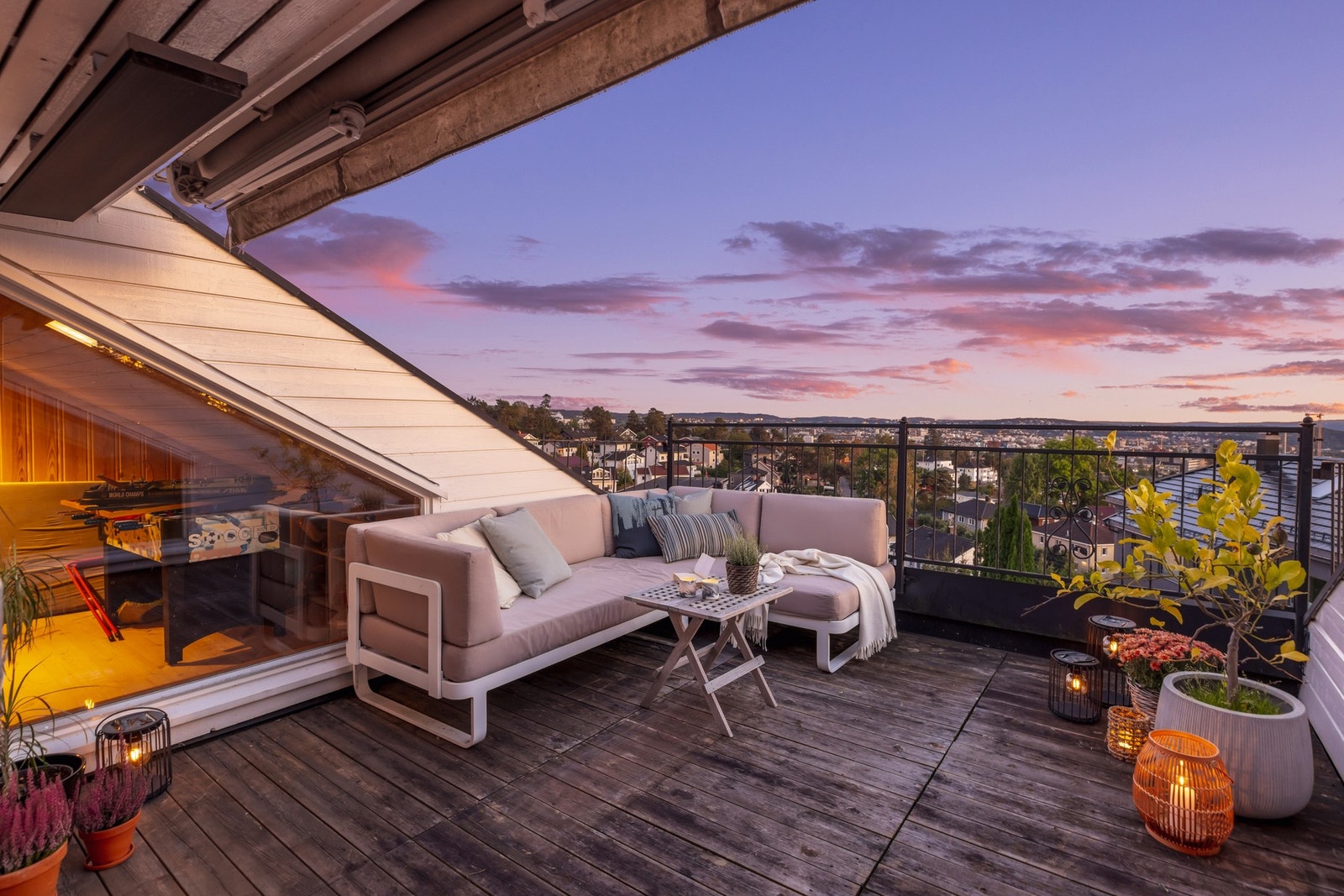 Fantastisk takterrasse på ca. 13 kvm med panoramautsikt mot både Holmenkollen og fjorden.